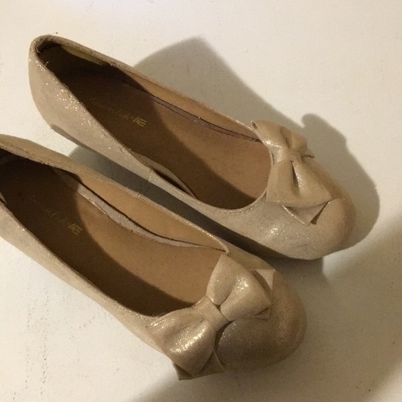 American Eagle cute heels with golden bows! - Picture 5 of 5